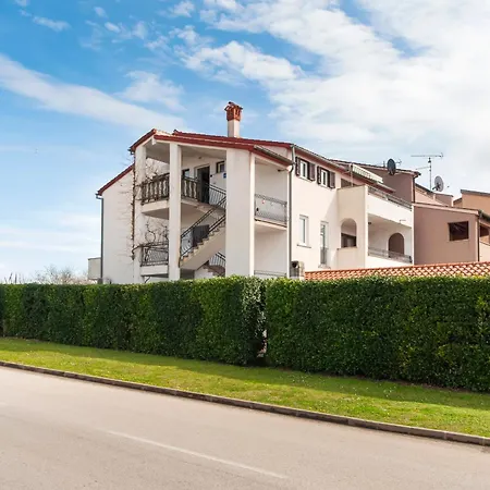 Mate & Mira 로비니