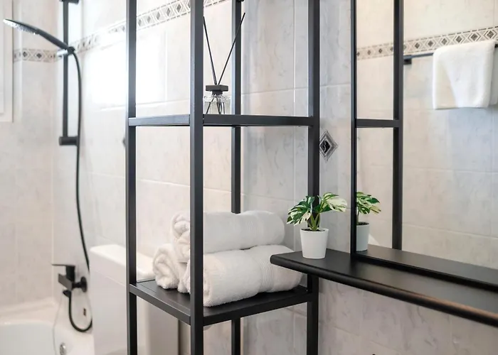 Mate & Mira 로비니